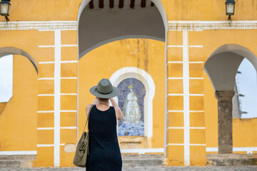 Camino al Monasterio de Izamal, Merida, Yucatan, Mexico - obrazy, fototapety, plakaty