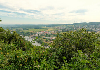 Blick auf die Mosel und Perl von einer Anhöhe oberhalb von Schengen, Luxemburg, am Rande des Premium-Wanderwegs Traumschleife "Schengen grenzenlos".