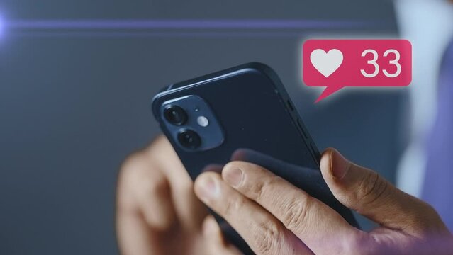 スマートフォンを操作をするビジネスマンの手