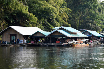 Fototapeta na wymiar Hausboote am Ufer des River Kwai, Thailand