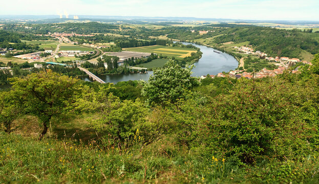 Die Mosel bei Sierck-les-Bains an der Grenze Luxemburg - Frankreich mit dem Atomkraftwerk Cattenom im Hintergrund am Rande des Premium-Wanderwegs Traumschleife "Schengen grenzenlos".