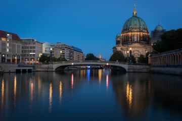 Fototapeta na wymiar Catedral al atardecer en la bonita ciudad de Berlín 