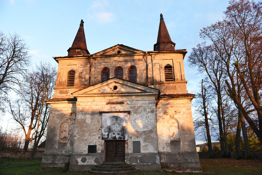 Grzymałków opuszczony kościół świętokrzyskie