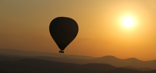 Montgolfière en Turquie au lever du soleil avec les montagnes turques 