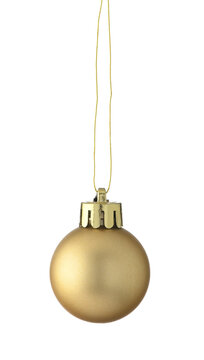 Bola de navidad de color dorado colgando sobre fondo blanco
