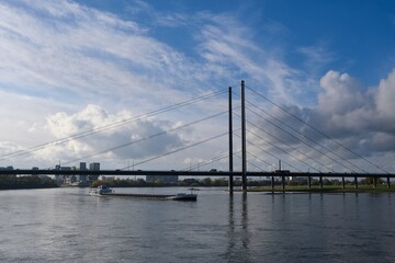 Fototapeta na wymiar Frachtschiff auf dem Rhein mit Panorama von Düsseldorf