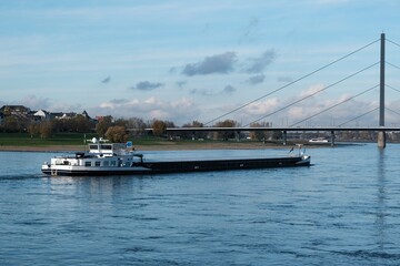 Frachtschiff auf dem Rhein mit Panorama von D&uuml;sseldorf