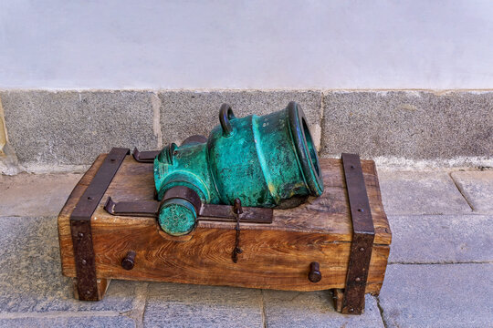 Bombarda mortar cannon, widely used in the 15th century.