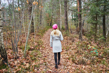 kobieta w różowym berecie w lesie 