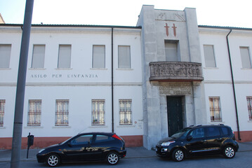 Fototapeta na wymiar Il palazzo che ospitava l'Asilo parrocchiale a Tresigallo in provincia di Ferrara, Emilia Romagna, Italia.