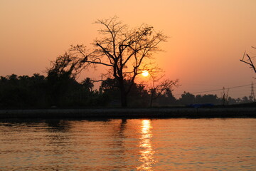 Fototapeta na wymiar sun set sun rise boat ocean lake reflection