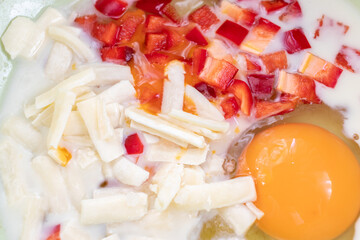 生卵・牛乳・パプリカ・シュレッドチーズ
