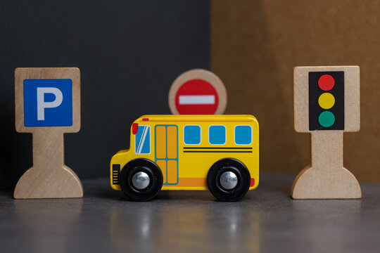 petit bus scolaire et panneaux de signalisation