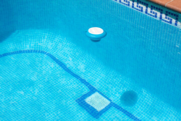 Floating chlorine dispensers for swimming pools and spas. Chlorine tablet dispenser to keep clean...