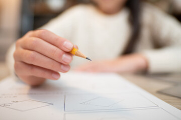 先のとがった鉛筆を持った子供
