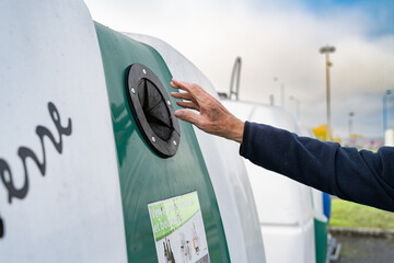 jet de bouteille dans un boxe de récupération de verre