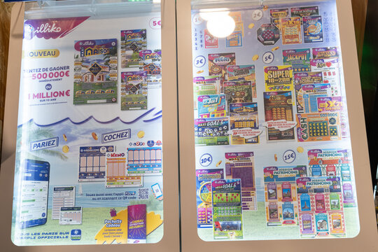 jeux de grattage la fran&ccedil;aise des jeux dnas une vitrine &eacute;clair&eacute;e