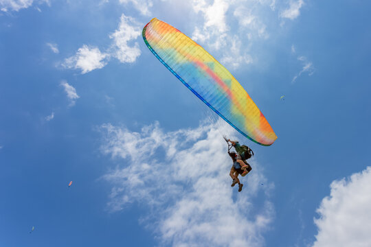 Parapente sur fond de ciel bleu