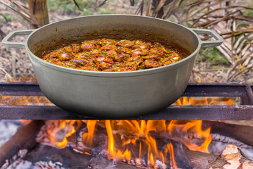 Marmite de rougail de saucisses sur feu de bois , cuisine traditionnelle de la Réunion 