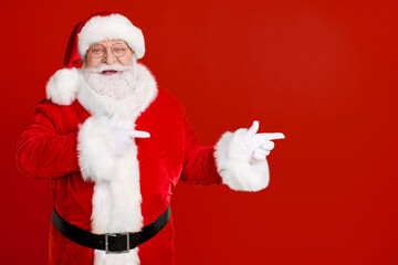 Photo jolly holly fairy bearded santa claus point index finger copyspace indicate x-mas noel...