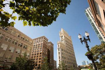 Late afternoon view of the historic downtown city center of Oakland, California, USA. - obrazy, fototapety, plakaty