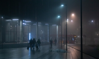 Fototapeta ludzie w mieście nocą obraz