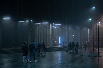 Fototapeta ludzie w mieście nocą obraz