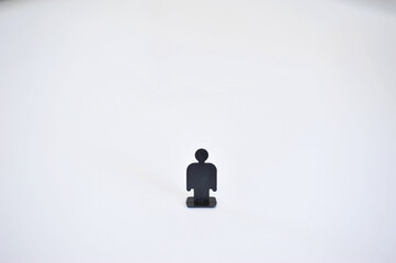 homem solitário sozinho no meio do nada 