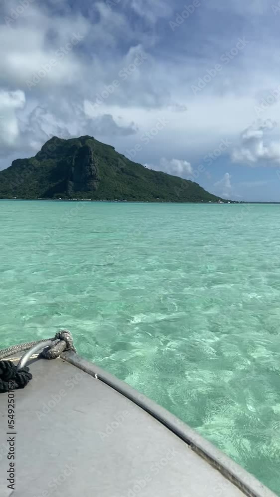 Canvas Prints Balade en bateau sur le lagon de Maupiti en Polynésie française