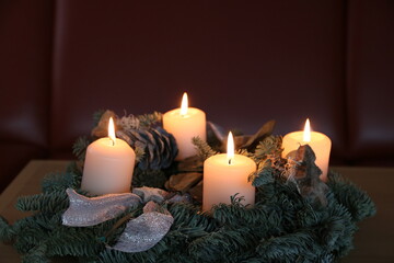 Adventskranz leuchtet mit 4 Kerzen am 4.Advent