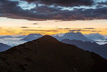 Naklejka premium Aussicht vom Frechjoch auf den Sonnenaufgang über dem Veitsberg und dem Kaisergebirge, Tirol, Österreich