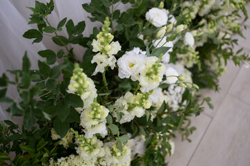 White and green fresh flower wedding arrangement.