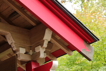 森の中にたたずむ弁財天の赤い屋根