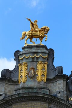 Vertical shot of the statue of Carolo Alexandro at the Grand-Place