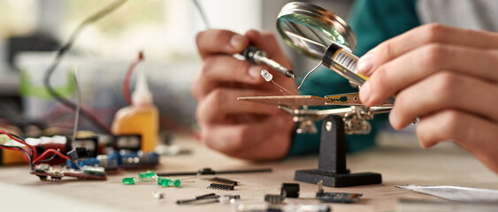 Obraz premium Selective focus of engineer solder chip at table