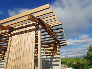 Neubau von einer großen Holzgarage. Hausbau mit Holz