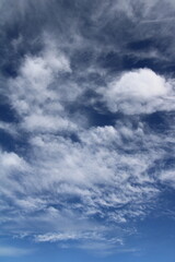 Naklejka na ściany i meble Cielo azul con nubes blancas. Cielo nuboso con nubes altas (cirros).
