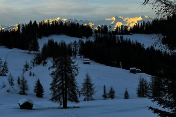 Vor der Nacht auf den winterlichen Armentara Wiesen am  Heiligkreuzkofel in den Dolomiten mit dem...