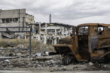 Fototapeta na wymiar burnt cars and destroyed buildings of the workshop of the Azovstal plant in Mariupol