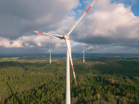 Windkraftanlage produziert Ökostrom und erneuerbare Energie
