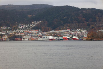 Fototapeta na wymiar Blick vom Hafen auf die Stadt Bergen in Norwegen