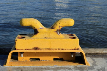 Gelber Poller zum Befestigen von Schiffen im Hafen von Hamburg