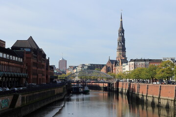Fototapeta na wymiar Blick in einen Fleet in Hamburg bei Niedrigwasser
