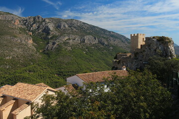 Obraz premium Guadalest castle on the topmost part of the cliff with castle buildings