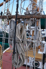 Obraz premium Lines hang on the side of an old sailboat in France
