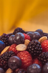 mix de frutos rojos y almendras.