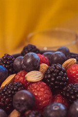 mix de frutos rojos y almendras.