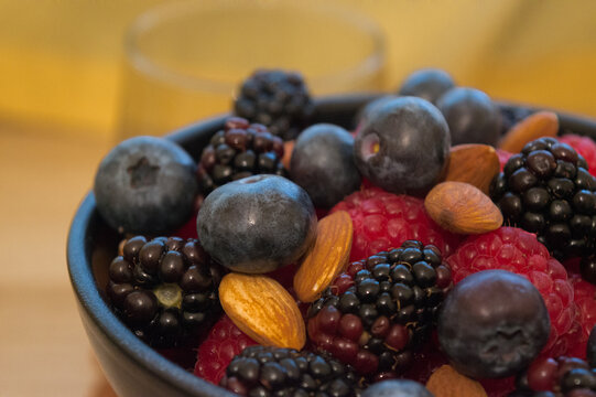 mix de frutos rojos y almendras.