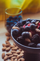 mix de frutos rojos y almendras.