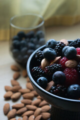 mix de frutos rojos y almendras.